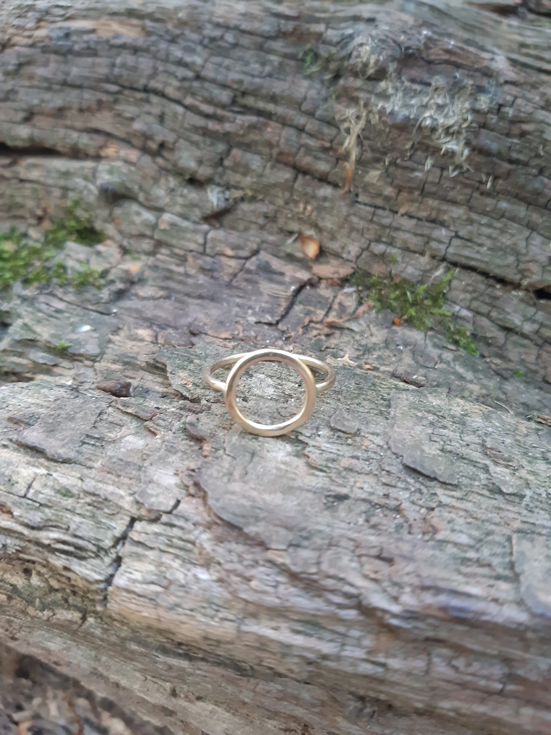 9ct Gold Circle Ring - Image 2