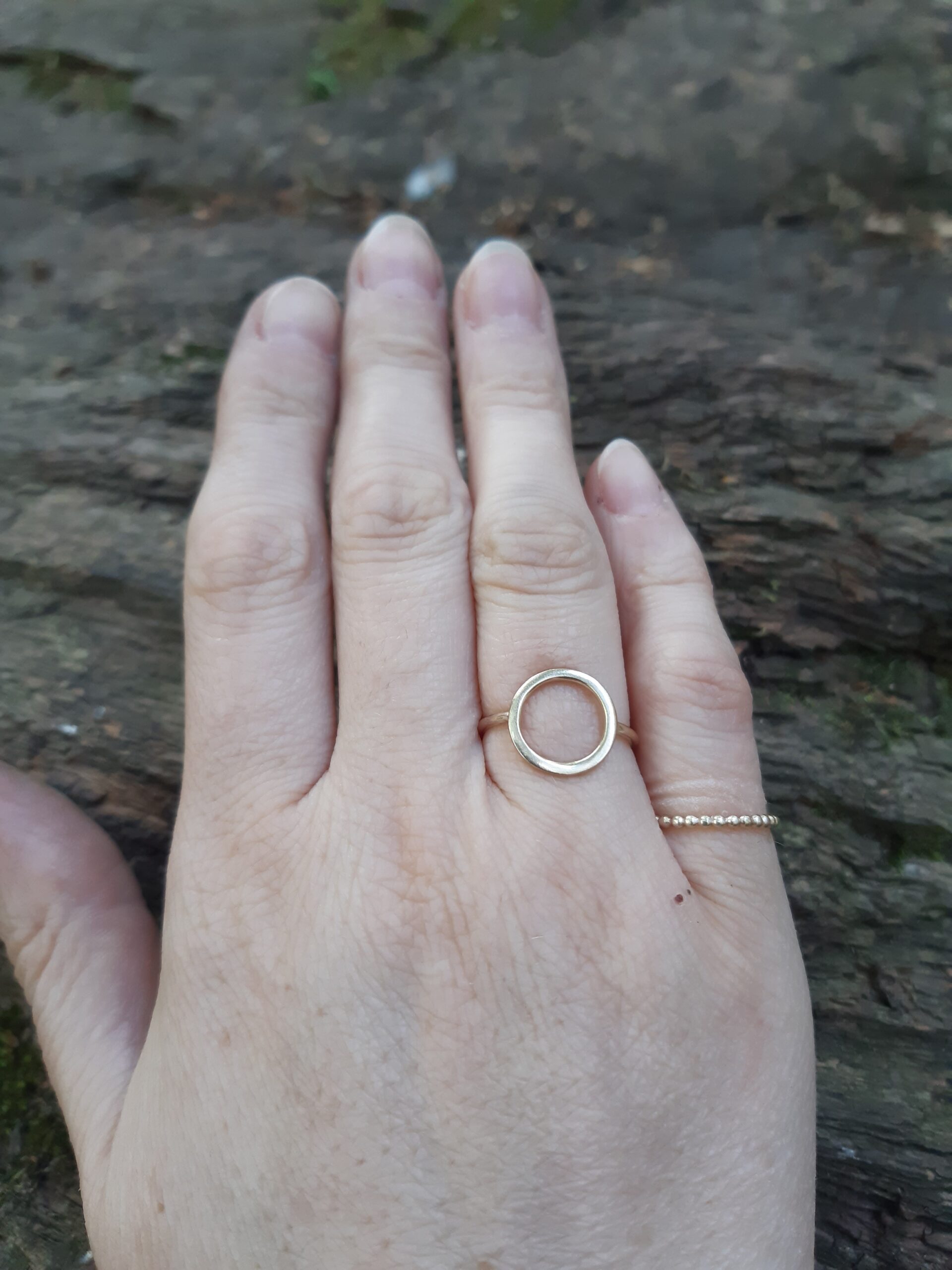 9ct Gold Circle Ring - Image 3
